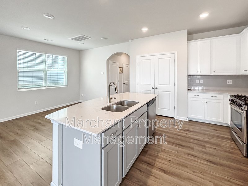 324 E. Compass Way property image