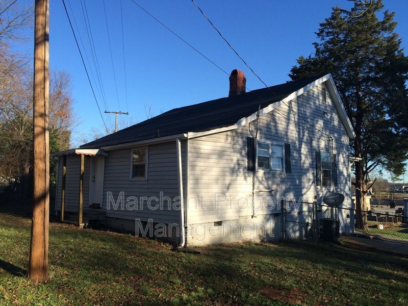 Beautifully remodeled 2 BR house in West Greenville property image