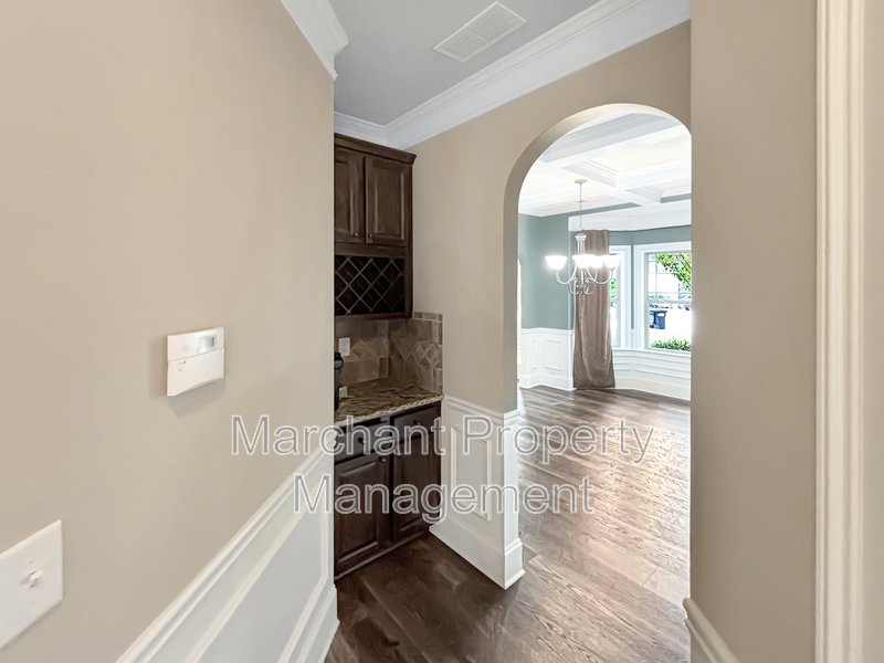 5BR 3.5BA Craftsman-style on cul-de-sac property image