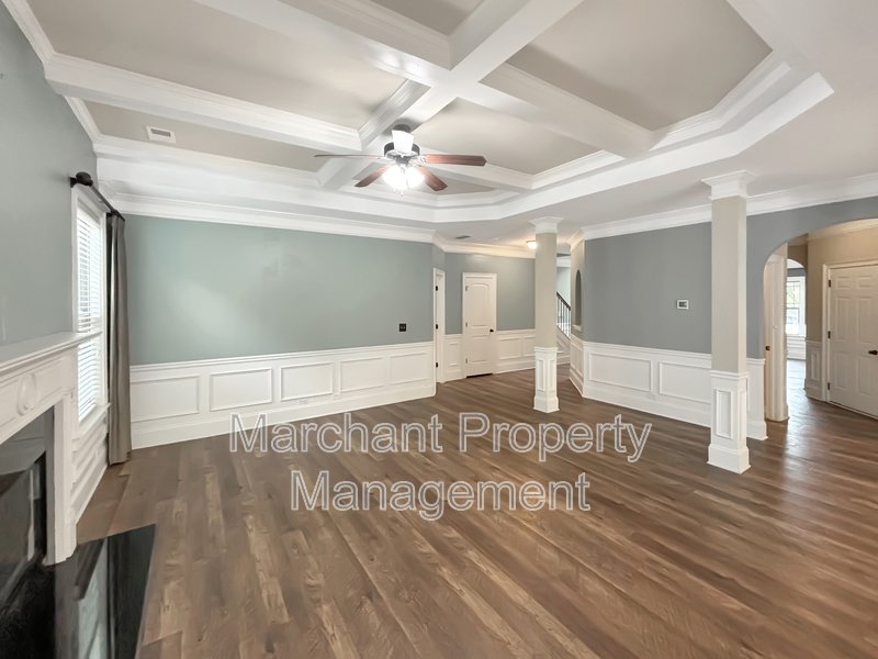 5BR 3.5BA Craftsman-style on cul-de-sac property image