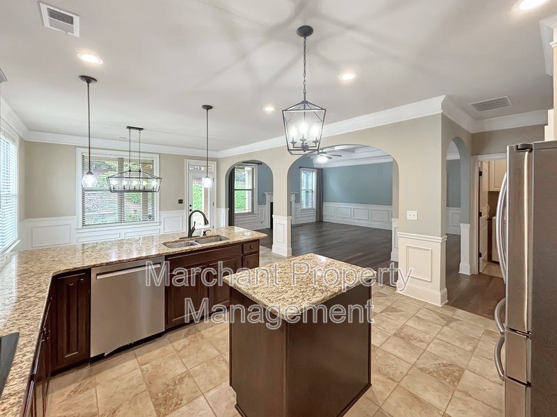 5BR 3.5BA Craftsman-style on cul-de-sac property image
