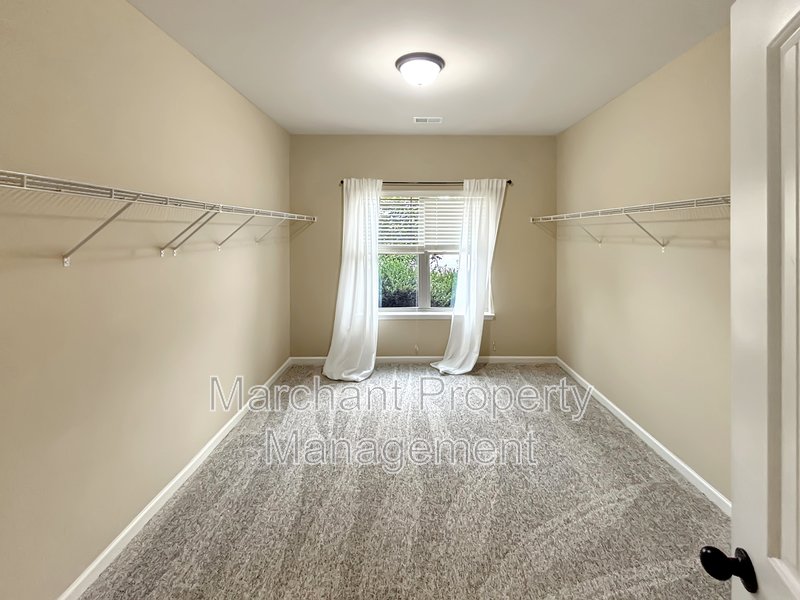 5BR 3.5BA Craftsman-style on cul-de-sac property image