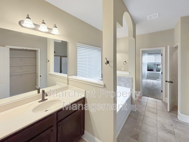 5BR 3.5BA Craftsman-style on cul-de-sac property image