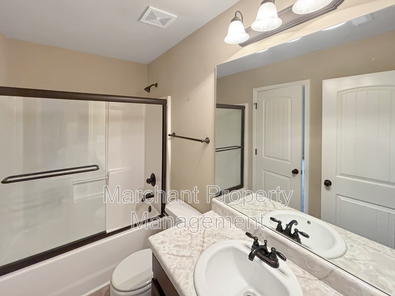 5BR 3.5BA Craftsman-style on cul-de-sac property image