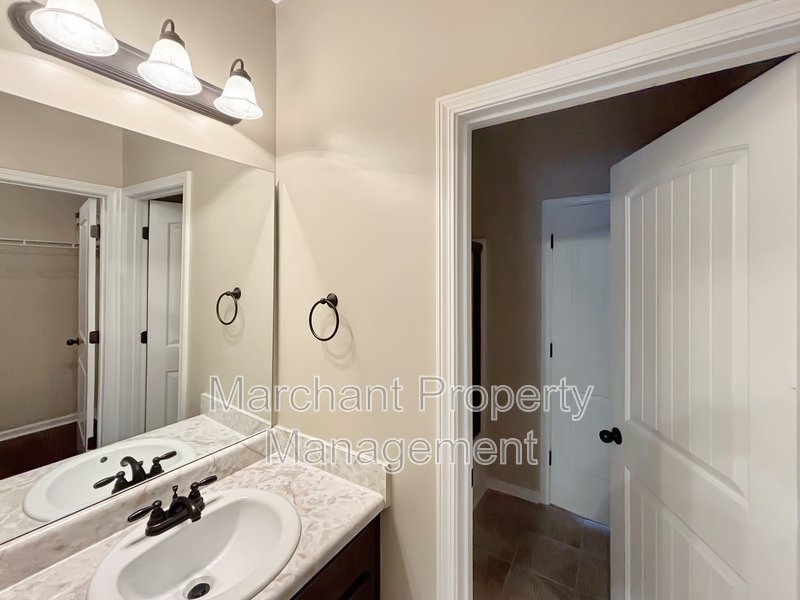 5BR 3.5BA Craftsman-style on cul-de-sac property image
