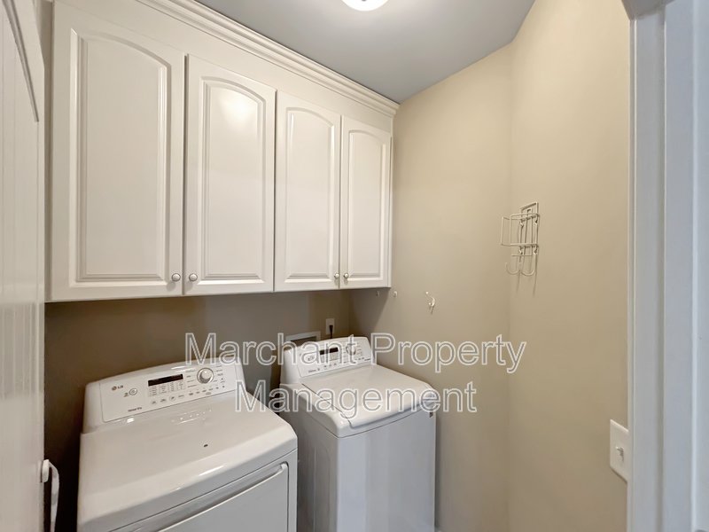5BR 3.5BA Craftsman-style on cul-de-sac property image